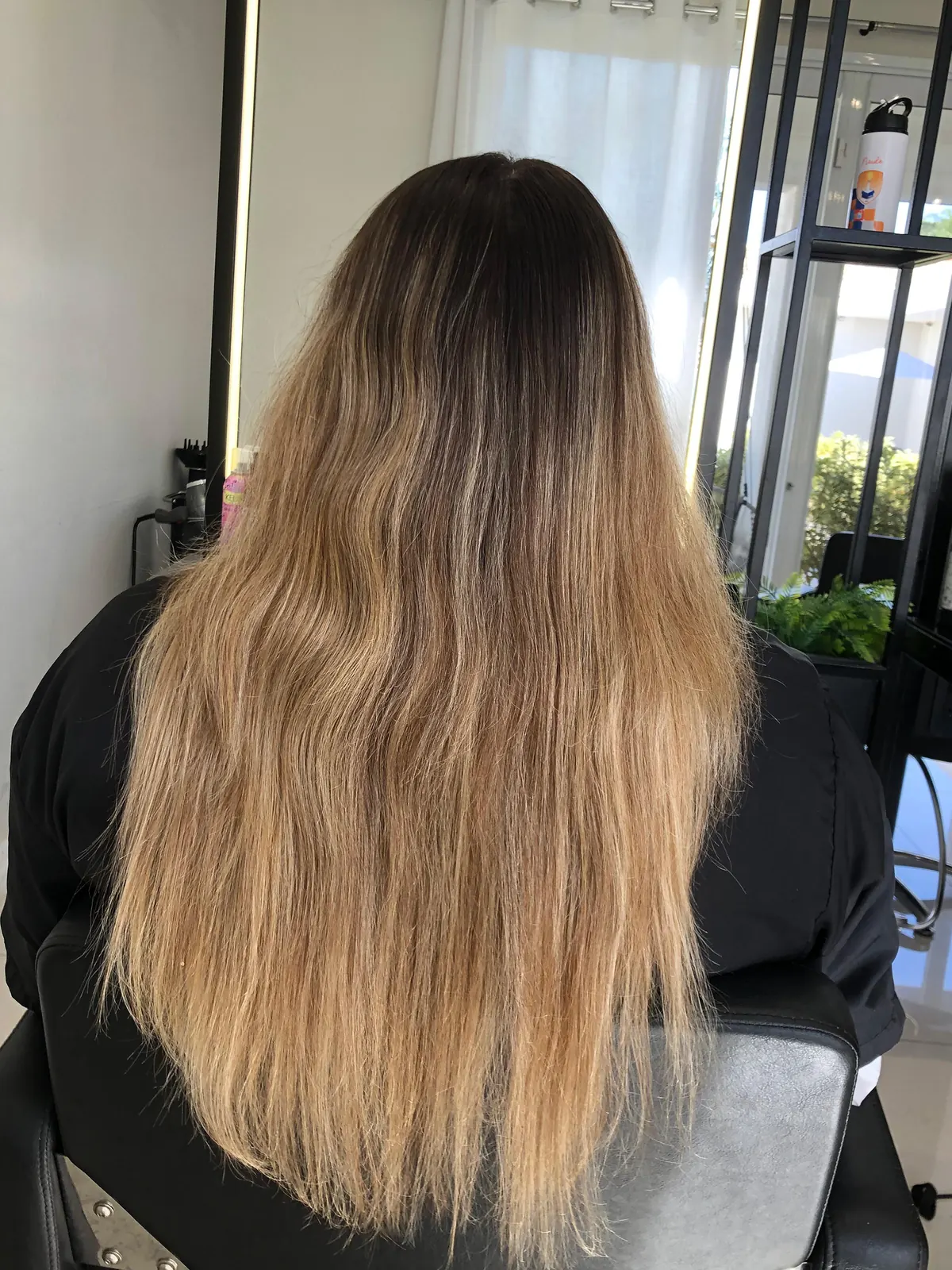 caroline-ebling-hair-cliente-re-antes-campinas-sp Antes: cabelo loiro com raiz escura, antes das mechas