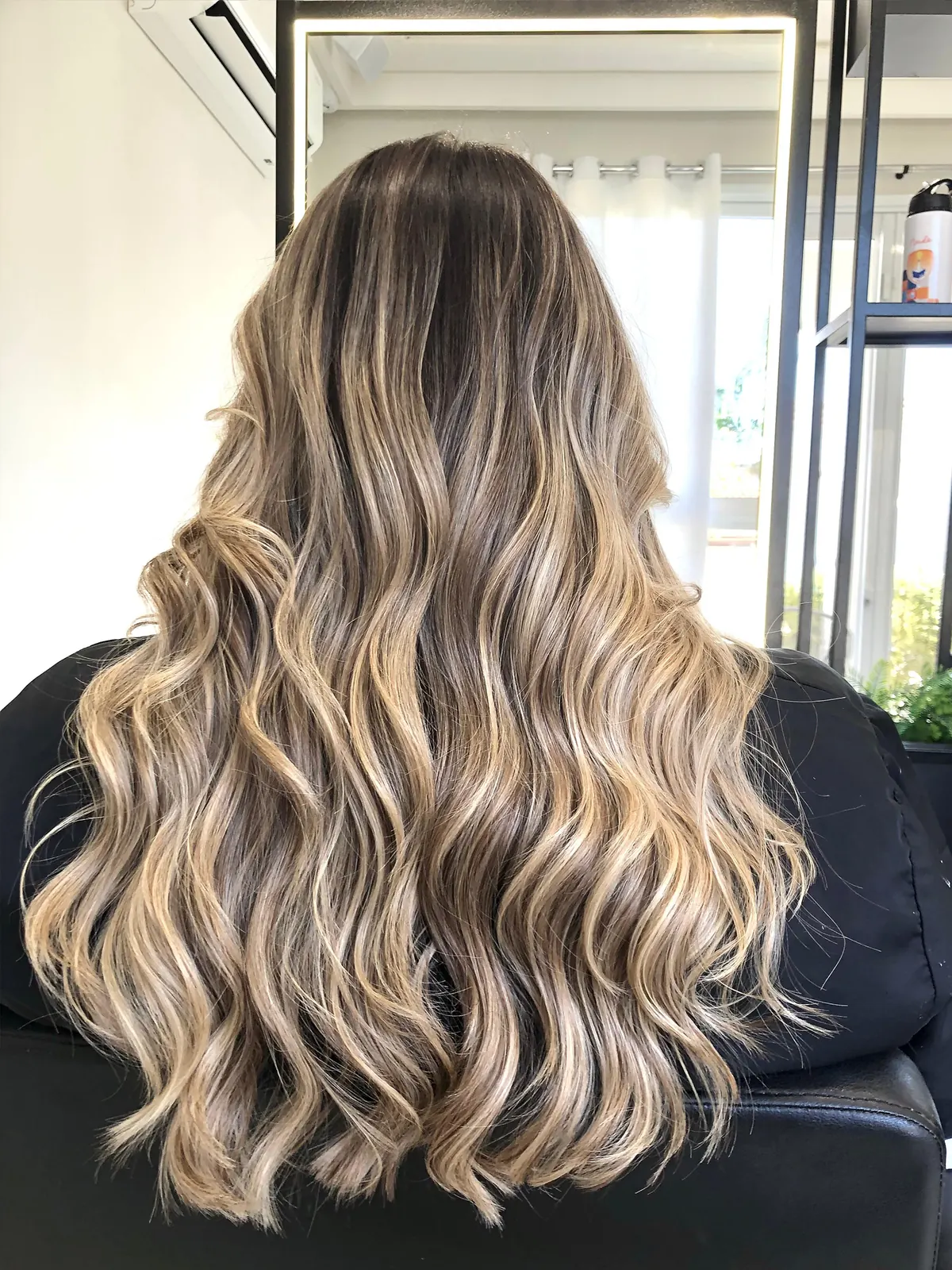 Depois: mechas loiras com ondas e raiz esfumada