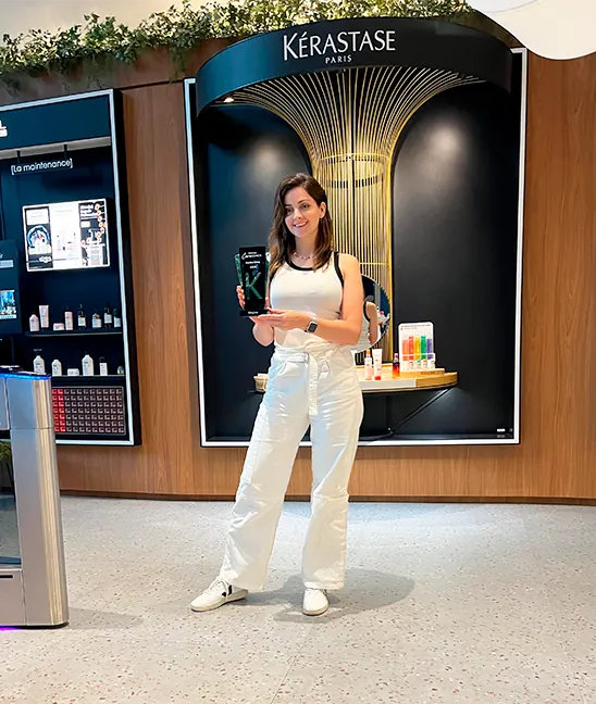 Caroline Ebling em frente ao espaço Kérastase