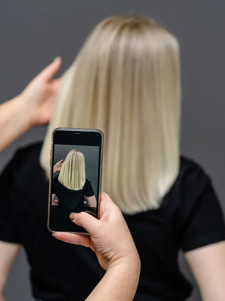 Corte reto em cabelo loiro platinado, em Campinas