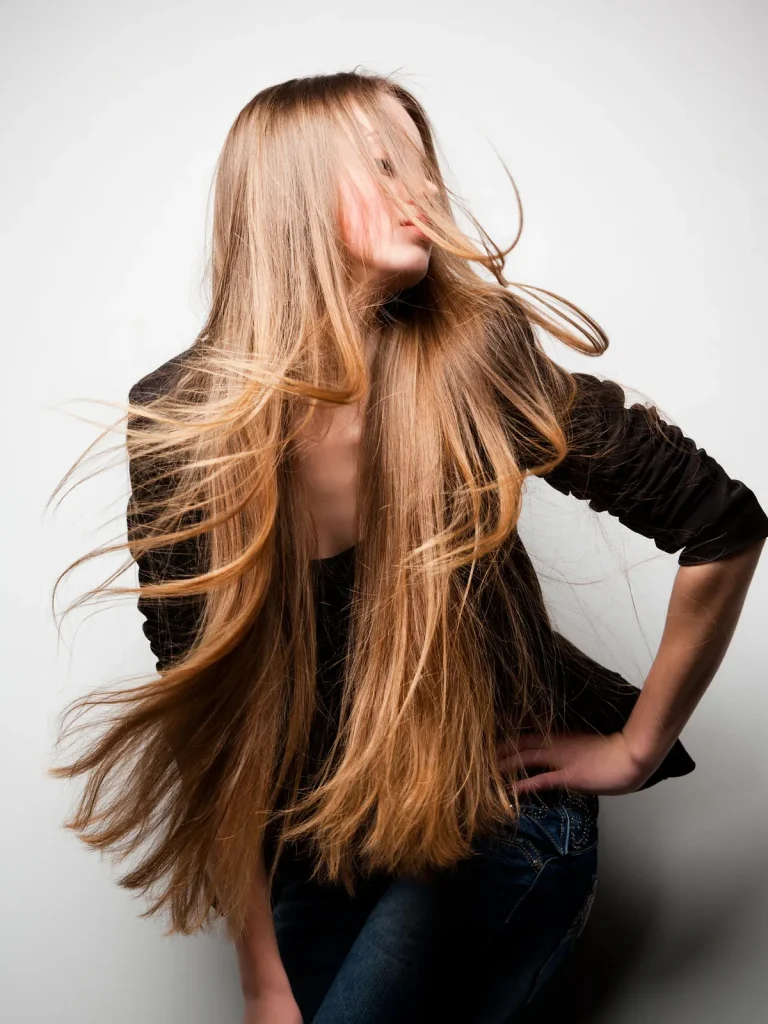 Mega hair em Campinas: cabelo loiro muito longo em movimento
