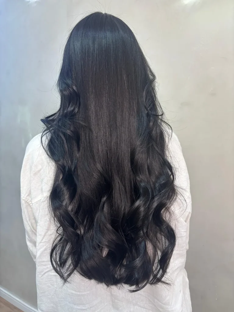 Cabelo preto longo com ondas depois da tonalização